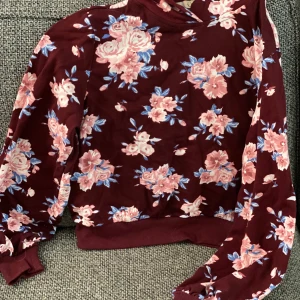 Hoodie  - Blommig hoodie i nyskick. 