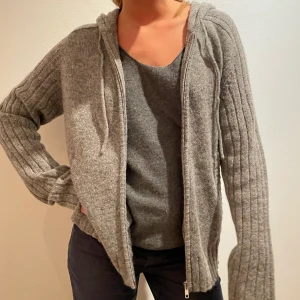 Grå supermysig hoodie med snygga armar!👊🏻 - Fint skick, supergosig hoodie! Perfekt till ett par jeans eller mysbyxor❤️ Handstickad!