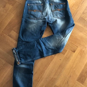 Nudie jeans.  - Tjockt och otroligt slitstarkt material. Kommer överleva flertalet världskrig. Knappt använda. Perfekt för vinter då de är så tjocka i tyget. 