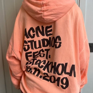 Acne hoodie  - Acne hoodie, finns ej i butik. Använd fåtal gånger. Ordinarie pris ca 4000 kr. Går att buda. Modellen som bär den är en S.