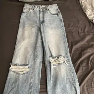 Säljer dessa snygga jeans från Zara då dom är för små för mig, skriv för fler bilder 