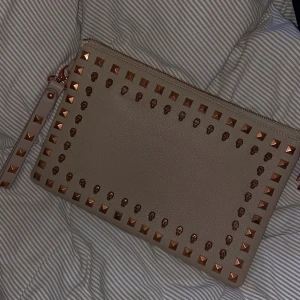 datorfodral/datorväska/kuvertväska  - as snyggt datorfodral/datorväska/kuvertväska från tiamo! dödskallarnna o nitarna är roseguld  /guld💕 passar min cromebook skoldator 