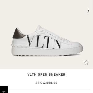 Svin snygga valentino skor!! säljer för dom ej kommer till andvändning då jag köpt andra par skor💓💓köpte för 6,050 kr. kan posta o mötas upp i sthlm. stl 39 men passar även 38