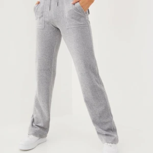 Juicy Couture - Jag säljer dessa jätte fina juicy couture byxor i färg grey marl, som är köpta på nelly förra året. Men då de knappt kommer till användning längre. Dem är i fint skick💓🙌🏼 (