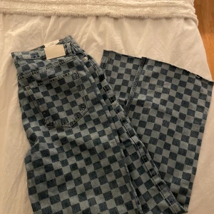 Jeans - Ett par helt nya jeans (lappen finns kvar). Jätte sköna och snygga. Skriv för fler bilder. Lite mindre i storlek. Kan både mötas upp och frakta 