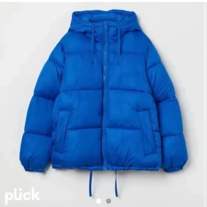 H&M jacka  - Säljer denna jättefina slutsålda jacka från H&M💞 köptes här på plick och nu säljs då den var alldeles för stor. Nästan helt som ny och inga skador på jackan🫶🏼Priset ligger på 560 men kan ändras om det är många som vill köpa💞