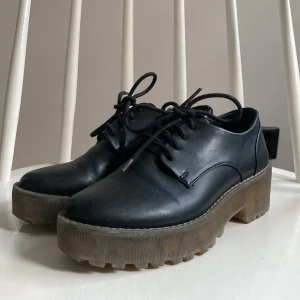 Svarta loafers med plattform❤️ - Supersöta svarta loafers, köpta på Plick men var får små. 🍂❤️