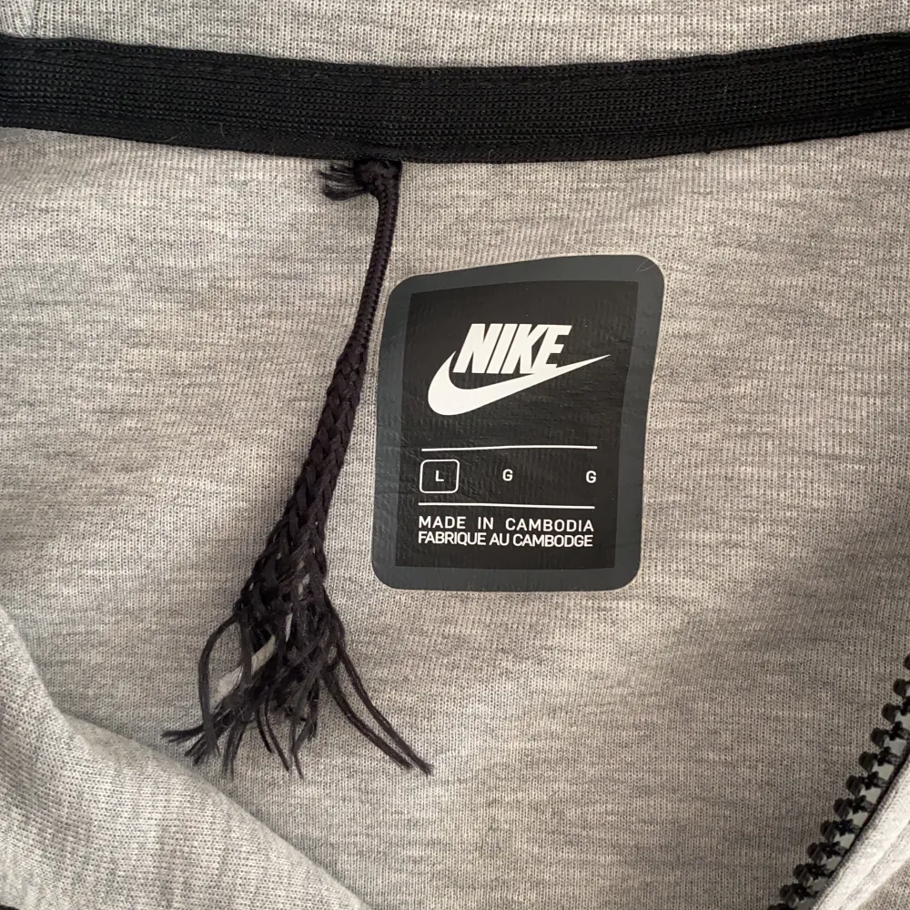 Säljer nu min Nike tech hoodie då den inte längre används. Köpt för cirka ett år sedan och är i bra skick förutom snöret vid tagen som är halvt sönder ( kolla sista bilden ). Tröjor & Koftor.