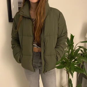 Jacka - Ny jacka som är oanvänd i storlek S. Jätte fin färg och varm.