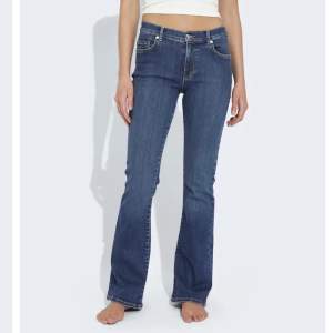 Splitternya lowrise jeans ifrån bikbok, storlek XS/31. Köpta för 599. Passar mig perfekt i storleken som brukar ha storlek 34 och är ca 165💞💞