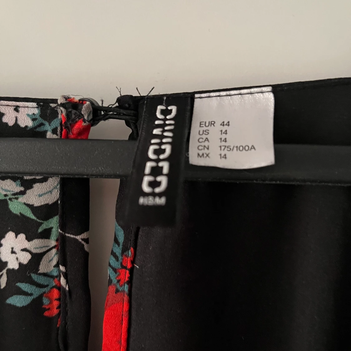 Klänning med öppen axel - 91