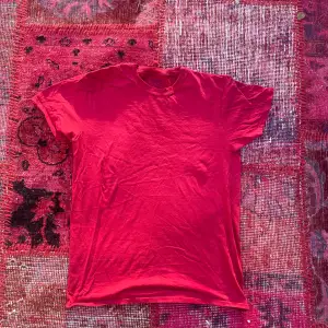 As cool vintage vin röd gildan tee shirt köpt i Kanada. Den har ett sjukt skönt material och passar perfekt för dig som är 174-180 (Skriv jätte gärna för nån mer info!)