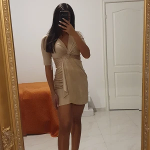 Zara - Snygg zara klänning i mocka, endast testat, säljer den pga användning