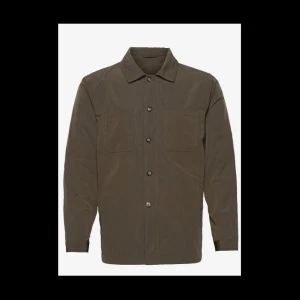 Jacka - Classic fit, har en lösare design runt armarna och bröstet för komfort och rörelse. Passformen runt midjan är rakare och längre än Slim fit. Passar de flesta kroppsformer. Färg :khaki   Helt nytt och oanvänd.   Nytt pris :1999 kr