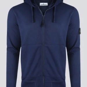 Stone island hoodie  - (Andra bilden lånad) min kille säljer sin stone island hoodie i storlek S. Den är något urtvättad men ser fortfarande stilren och fräsch ut. Köptes för 3000kr. Säljs för 1000kr men pris kan diskuteras 