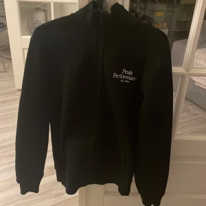 Peak performance zip tröja - Peak performance zip tröja i storlek M. Köpt får typ två år sedan och knappt använd. Fint skick. Nypris ca 2000