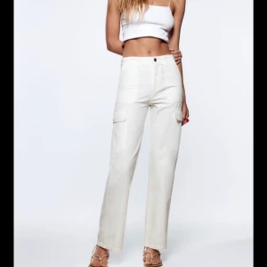 Cargo pants  - Vita cargo pants from Zara. Normal höga i midjan och normal längd i benen. Helt oanvända med lappar kvar. 