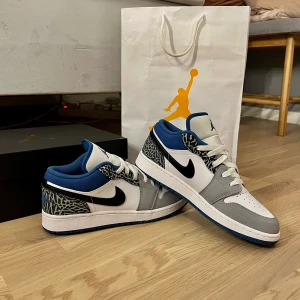 Jordan 1 low  - Storlek 40, aldrig använda - endast testade!! Säljs pga för stor storlek!! Finns fler bilder om man är intresserade ❤️❤️Nypris - 2200kr