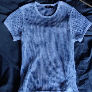 Mjuk nättröja - Bekväm nättröja som passar fint över svart underkläder för den vågade! Eller en svart långärmad tröja för 90s vibes. Storlek M.  Skriv i chatt vid intresse. Möts upp i Hägersten