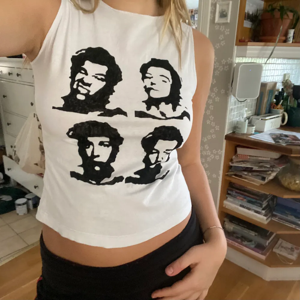 TRYCK INTE PÅ KÖP NU!!!!!!!!🚨🚨🚨<3 Säljer tre toppar med Harry styles tryckt på. Omsydda från gamla T-shirtar av mig och tryckta av mig. 140kr ink frakt!🥰💕💞💖💗(läs på sista bilden om storlekar!). Toppar.