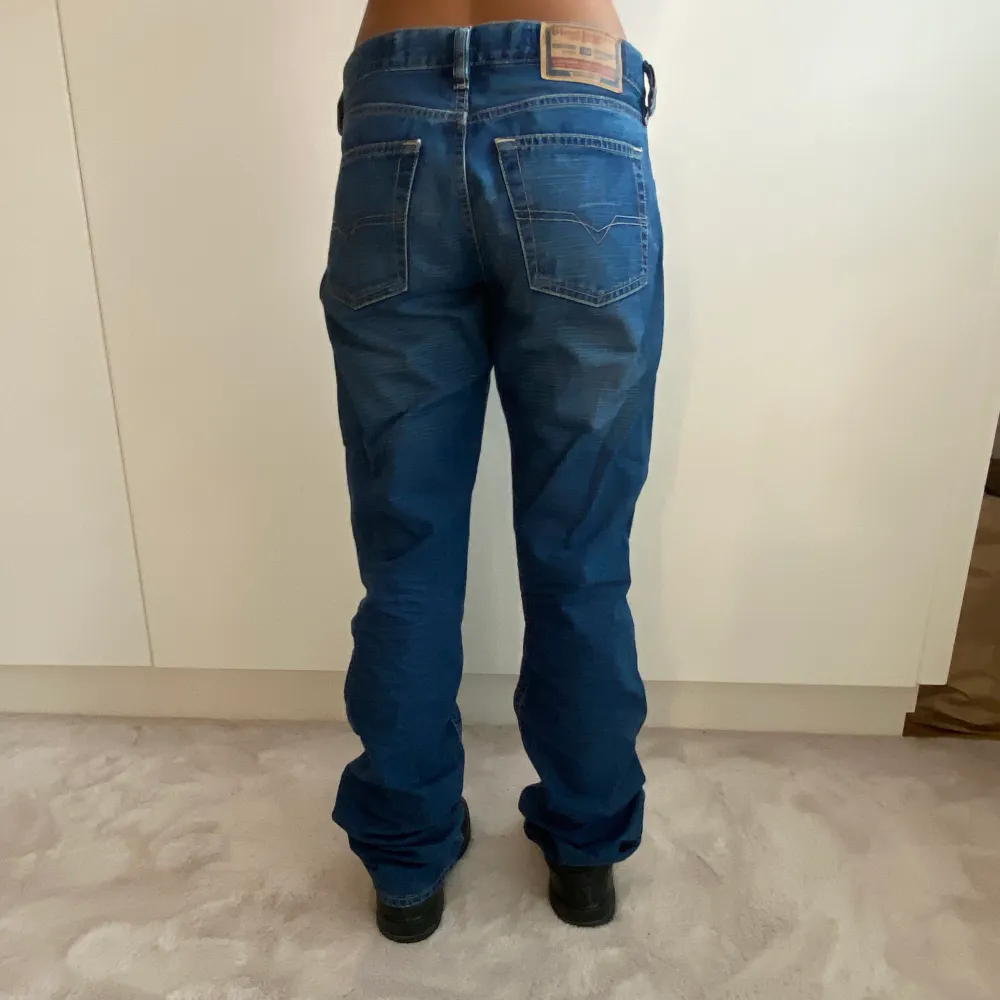 säljer dom här jeansen för dom är för små på mig. hon på bilden är 155. jättefint skick! midjemåttet är 38cm rakt över!. Jeans & Byxor.