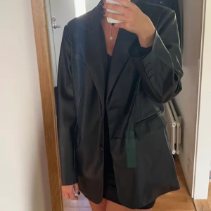 Skinn kavaj - Skinn kavaj från NA-KD, använd en gång. Storlek 36 men är oversize.