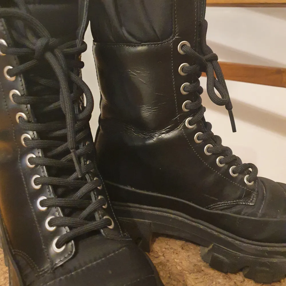 Ganni brush off & nylon boots black. Stlk 37 men små i stlk. Använda ett fåtal ggr endast. Spår av användning syns på veck i skinnet. I övrigt som nya. . Skor.