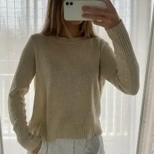 Tunn-stickad beige tröja från H&M❤️  Långa armar, skönt material, bra skick, endast använts ett fåtal gånger.