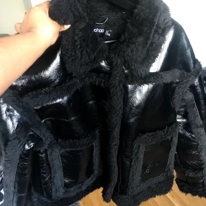 Teddy Coat - Säljer min underbara Teddy jacka som är ny. Storlek S men kan även passa storlek Xs. Man fryser definitivt inte med den på.