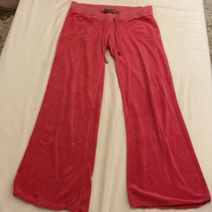 Vintage juicy byxor - Äkta lågmidjade vintage juicy byxor i hot pink köpta här på plick. Säljer för att dom är för korta på mig