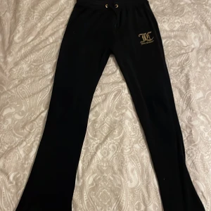 Juicy Couture byxor svart - Svarta Juicy Couture byxor i barn storlek 14/15 år (170) i bra skick. Jag säljer dom för att dom inte kommer till användning. 