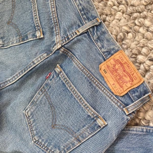 Levis 501 - Säljer ett par Levis jeans 501 i storlek W32/L30, men ganska små i midjan. De är i bra skick och inte sönder någonstans förutom att jag har sprättat upp de i sömmarna längst ner (bild 3). Köparen står för frakten💕