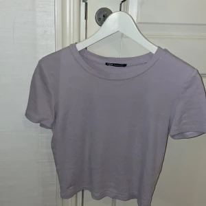 Lila topp - En ljuslila kort t-shirt från zara, använd fåtal gånger. Skriv för fler bilder 