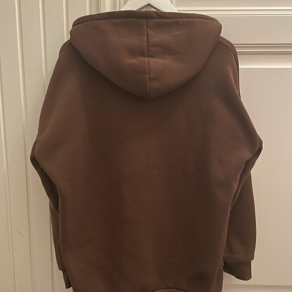 Brun zip up hoodie med tryck från shein! Säljer för jag inte använder. Köpare står för frakt💕(49kr frakt). Hoodies.