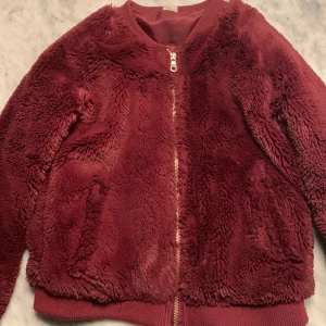 LINDEX storlek 146/152 - En vinröd fluffig mysig jacka.