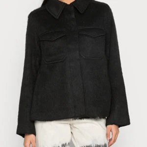 Kort kappa/ jacka  - Svart jacka som är ganska varm. Från WEEKDAY men finns inte kvar på hemsidan.