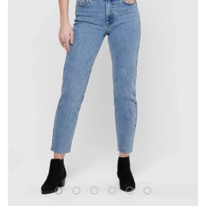 Mörkblåa jeans, Only - Mörkblåa croppade jeans från only, slitningar längst ner, stl 25/30 (34)