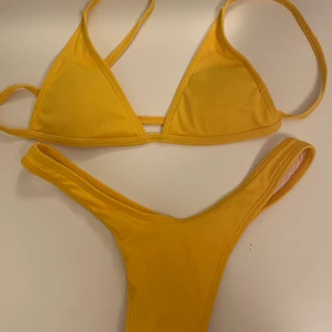 Gul bikini - Superfin gul ribbad bikini. Superfin när man är brun! 80 kr + frakt