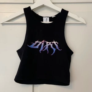 Crop Top Linne - Svart Linne med tryck från märket collusion💙 Den är croppad och tajt i passformen, säljer för att den är lite för liten för mig☺️ 