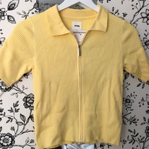 Tshirt - Gul t-shirt med dragkedja & krage. Oanvänd (med prislapp). 