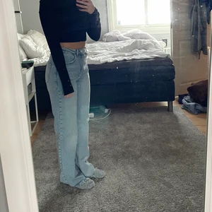 Raka jeans  - Ett par jättefina jeans från NA-KD som aldrig kommit till användning. Klippta nertill 