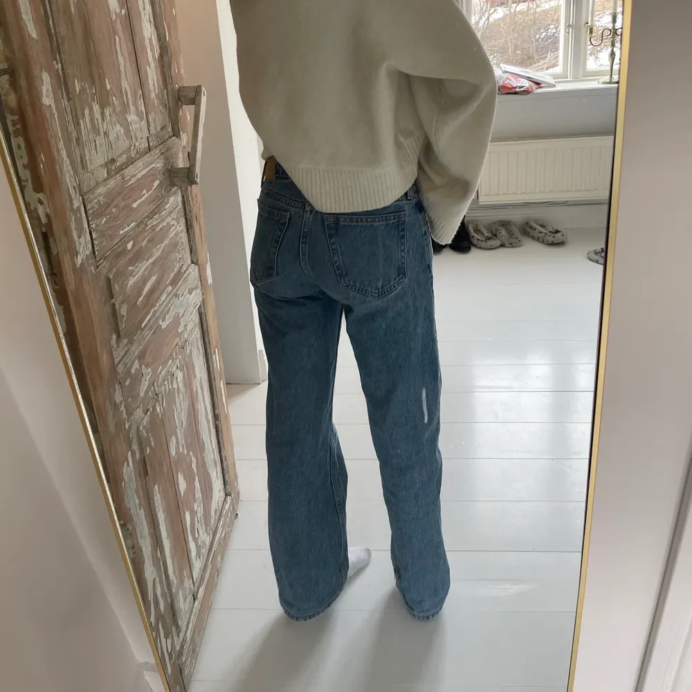 Säljer dessa as snygga lågmidjade jeans från weekday i modellen arrow. Dom är jätte bekväm och sköna men dom passar tyvärr inte längre🥲💕. Jeans & Byxor.