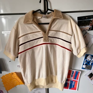 Beige t-tröja med krage - Beige tröja med streck, den är mjuk/len! Den går till typ midjan! Köpt secondhand.