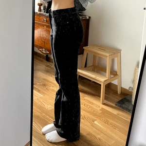 Svarta bootcut - Superfina svarta/gråa bootcut jag älskar. Säljes då de tyvärr blivit lite förstora. 