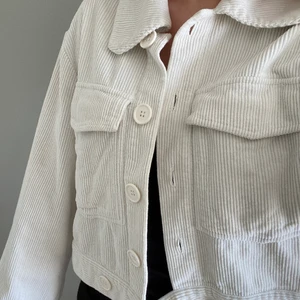 Manchester jacka - Super fin beige Manchester jacka från Nelly. Perfekt nu till våren/sommaren!🥰 Skriv privat för fler bilder eller frågor:)