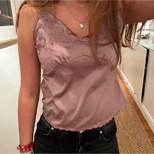 Trendig zara topp - Pris kan diskuteras!! Säljer min trendiga zara topp som är nästan oanvänd!💞❤️ !!Första bilden är färgen!! Skriv 💬 för frågor/bilder!❤️ 