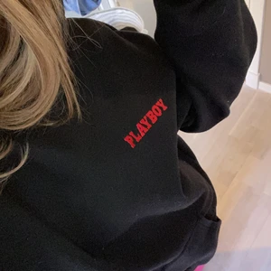 Playboy hoodie  - Playboy hoodie, kommer tyvärr aldrig till användning längre så väljer att sälja! 🖤