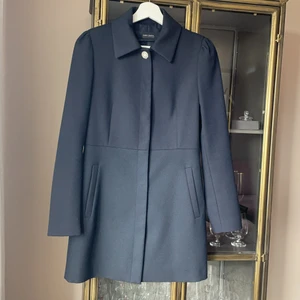 Vårjacka - Fin mörkblå vårkappa som tyvärr blivit för liten. Väldigt fint skick då den är sparsamt använd. Kommer från djur-och rökfritt hem🌷 strl s, men är relativt liten då jag är en small och den som sagt är för liten. Kan mötas upp i Göteborg alternativt skickas spårbart och då står köpare för frakt. 