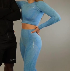 Träningskläder - Säljer mitt fina träningsett från complete clothing. Köpte de nytt för 699kr och de är nästan aldrig använda.  ❤️