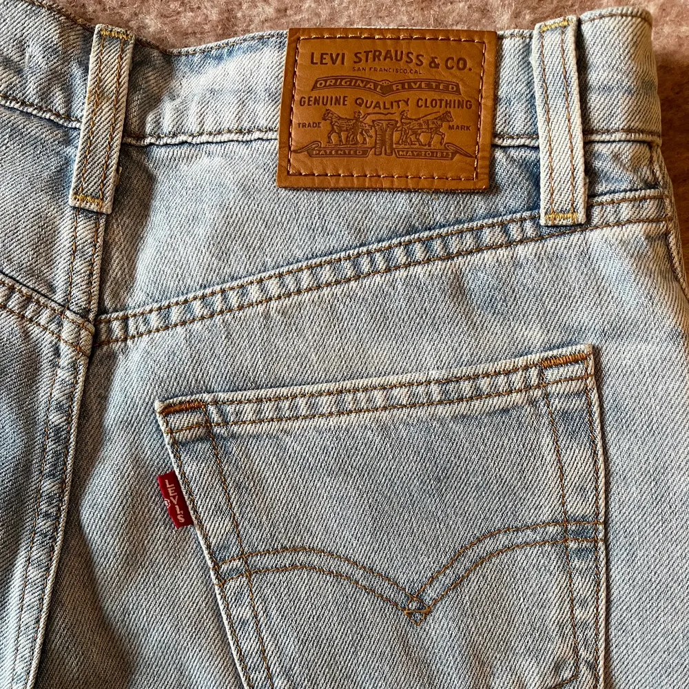 Levis jeans modell ”balloon leg” som har blivit lite för tighta för min smak, därför använda en gång. De är kortare i modellen. Köparen står för frakten.. Jeans & Byxor.